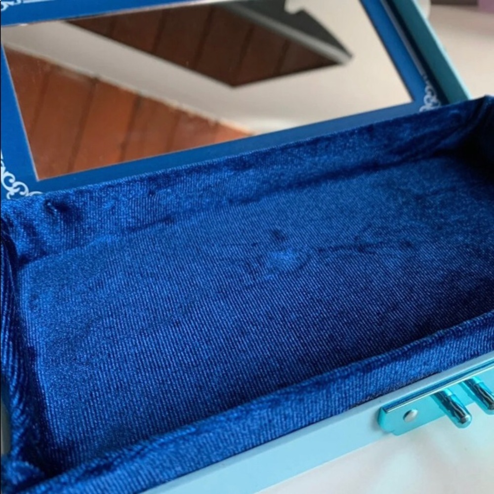 Blue Blood Jeffree Star Storage